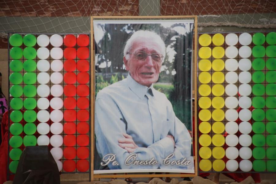 Alunos do Projeto Parma Vida prestam homenagens ao Padre Onesto Costa