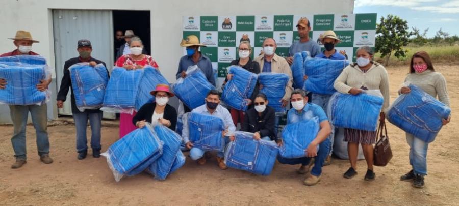 Prefeitura de Primavera entrega 600 cobertores para famlias de trabalhadores da agricultura familiar