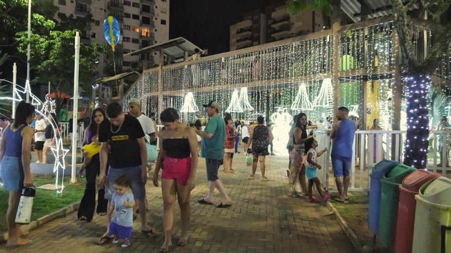 Natal Encantado 2024: Populao se rene na Praa da Matriz para o acendimento das luzes e recepo do Papai Noel