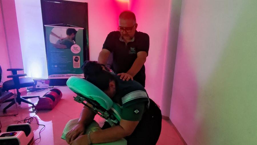 Para promover sade no ambiente de trabalho, Prefeitura de Primavera do Leste oferta semanalmente massagem laboral preventiva a servidores