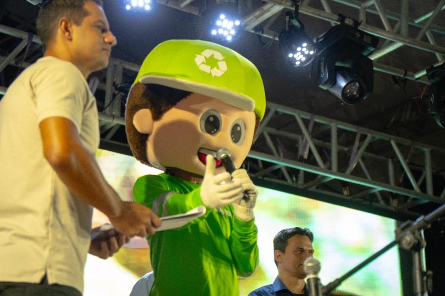 Imagem de Capa: Abertura do Primacanta destaca conscincia ambiental com participao do mascote Dinho e aes da SAMA