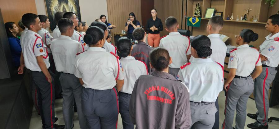 Imagem de Capa: Alunos da escola militar fazem visita tcnica a setores e departamentos da prefeitura