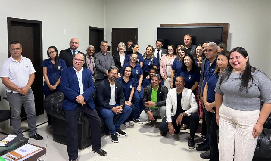 Imagem de Capa: Secretria de Educao vai  Cmara apresentar equipe e falar dos projetos de sua pasta