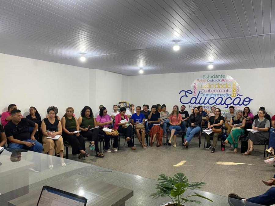 Imagem de Capa: Reunio alinha diretrizes para o Censo Escolar 2025