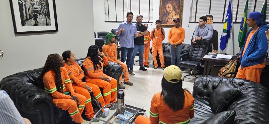 Profissionais da limpeza pblica so homenageados com caf da manh