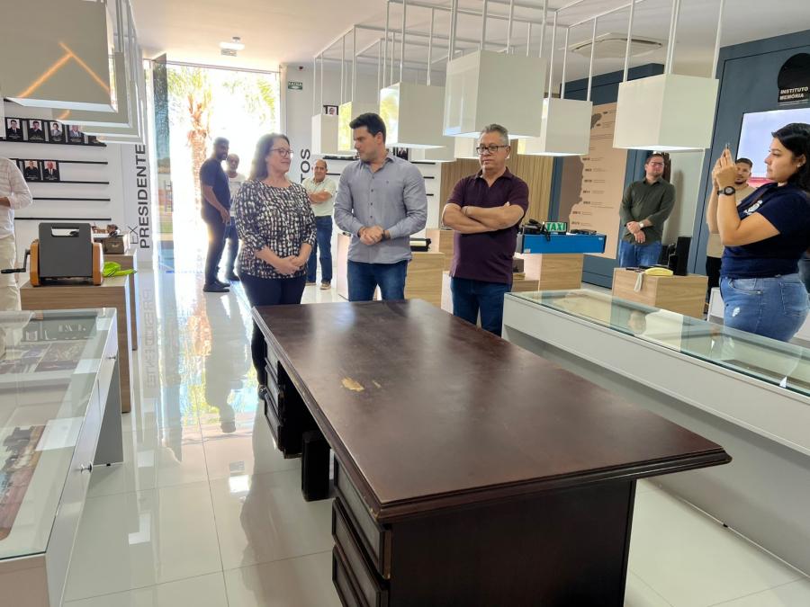Imagem de Capa: Instituto Memria recebe mesa que pertenceu ao primeiro prefeito de Primavera