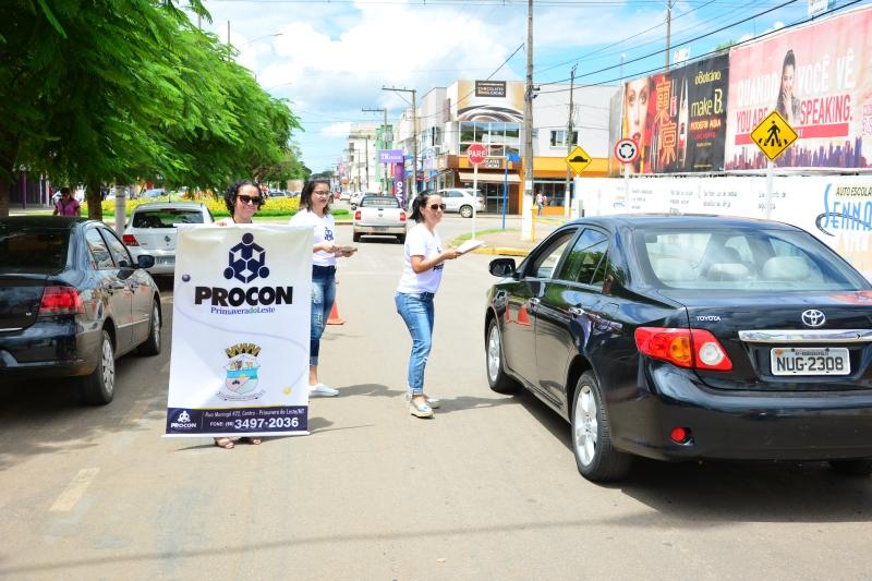 PROCON Municipal promove panfletagem no dia do consumidor