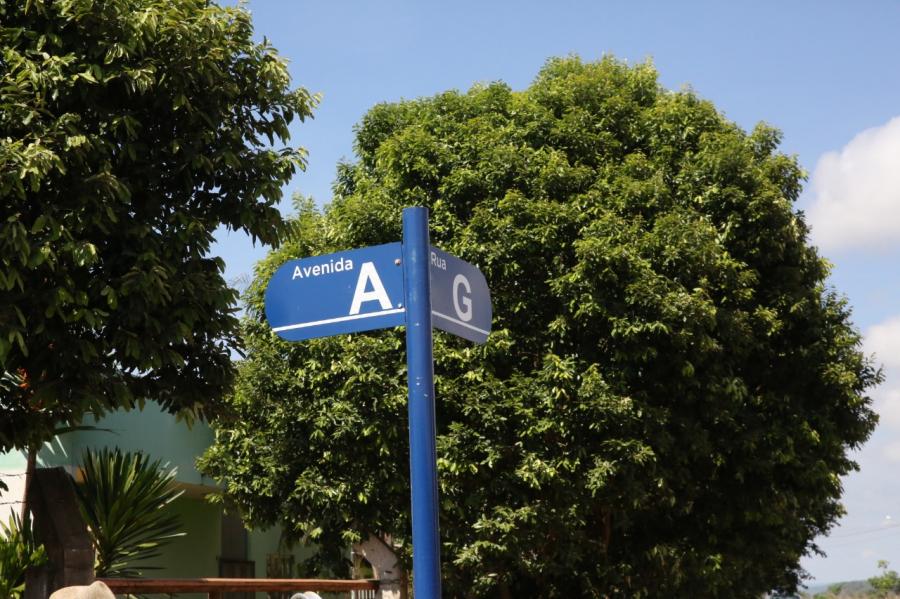 Distrito Industrial José de Alencar recebe placas de sinalização das vias