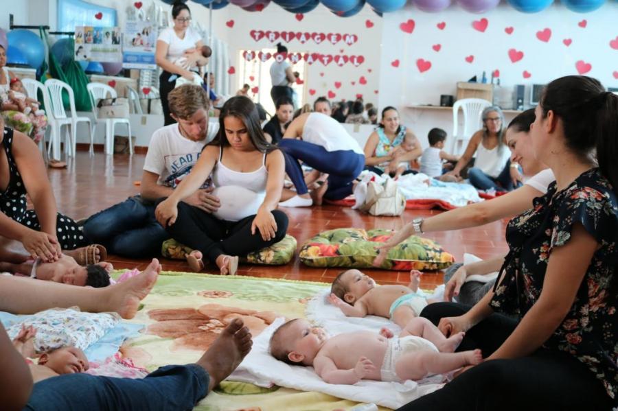 Rede Pblica de Sade oferece oficina de massagem para recm-nascidos