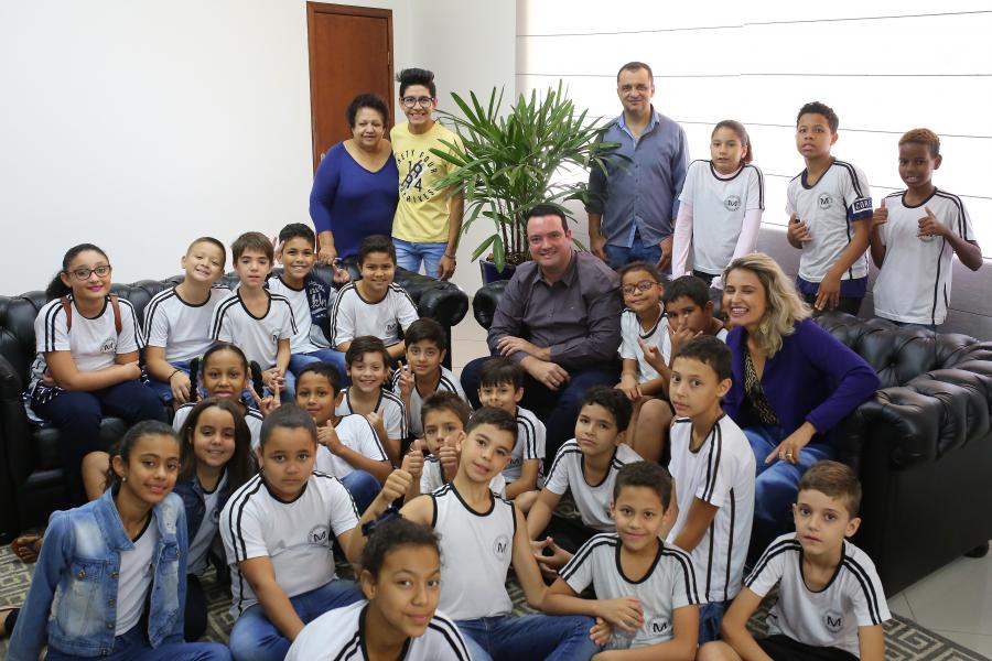 Alunos da escola municipal Mauro Weis visitam Prefeitura