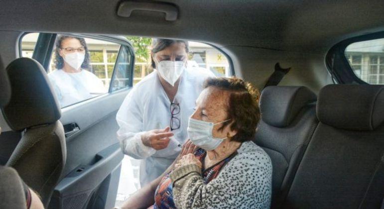 Primavera do Leste comea vacinao contra Covid-19 em drive-thru para idosos acima de 90 anos