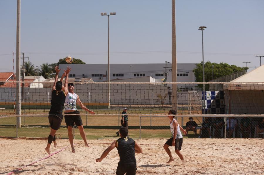 Agenda esportiva de outubro ter competies de beach tennis, vlei e futsal