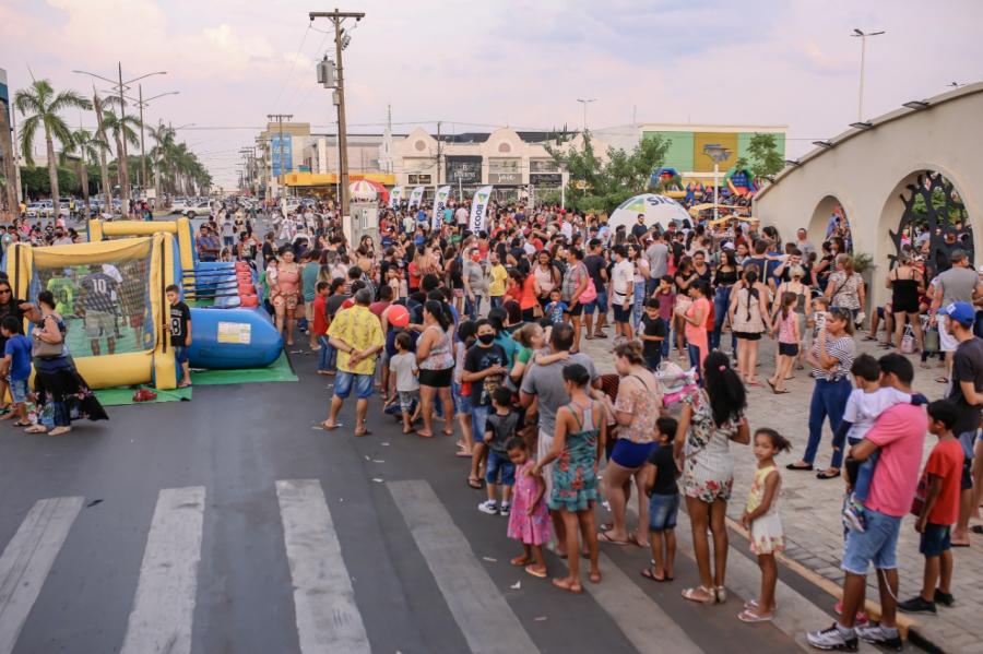 Festa de Dia das Crianas rene centenas de famlias na Praa da Matriz