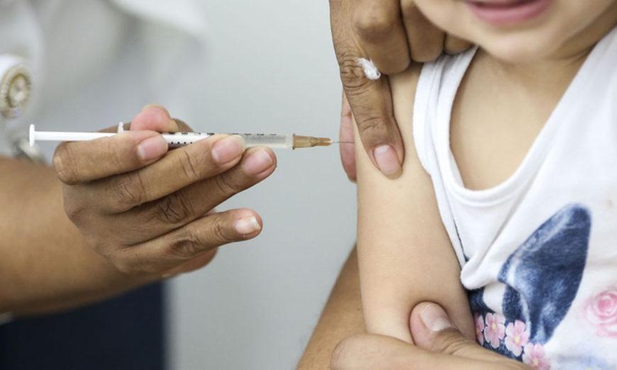 Pais com filhos com vacinas atrasadas devem procurar os postos de sade ainda este ano