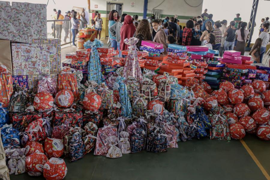 Ao solidria em Primavera do Leste: 800 cestas e 1 mil brinquedos so doados para a populao.