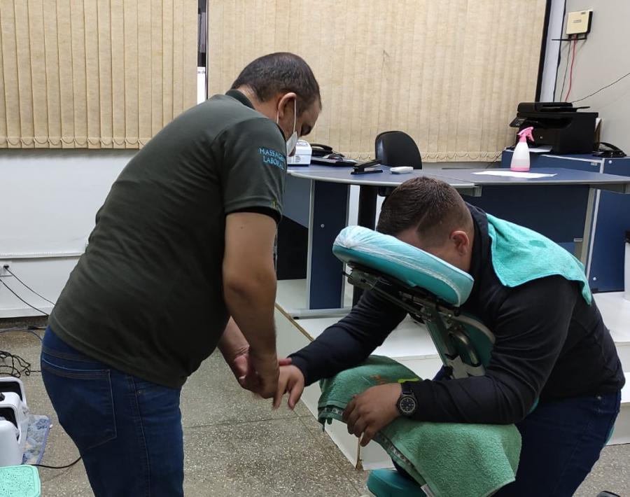 Prefeitura oferece massagem laboral para servidores