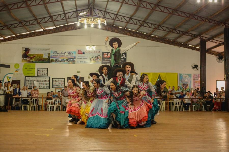 Danças com enredos que contam a história da cultura gaúcha marcam Festival 