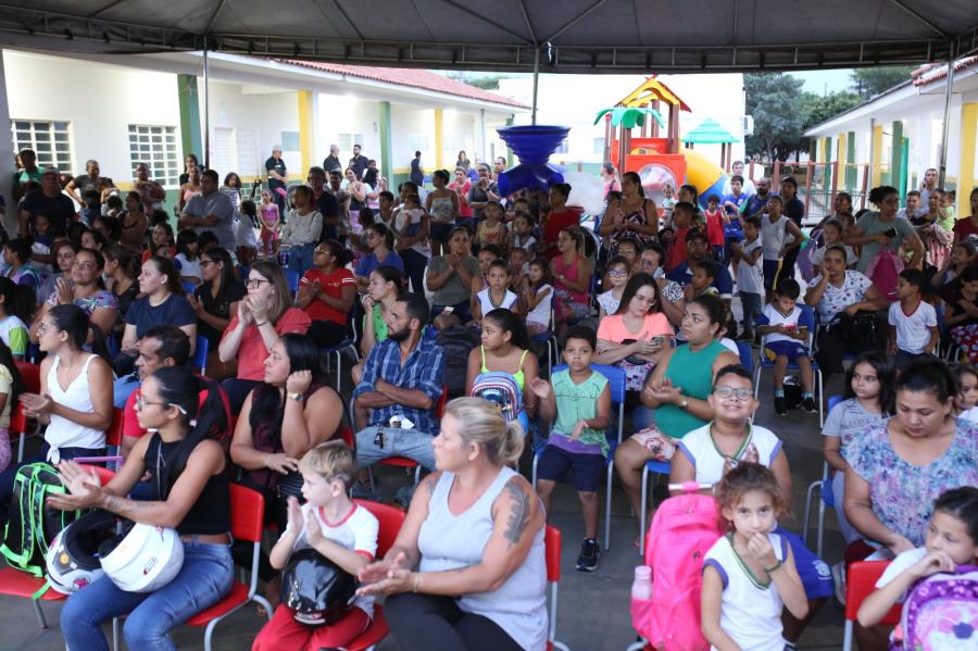 Prefeitura inicia entrega de kits escolares para todos os alunos