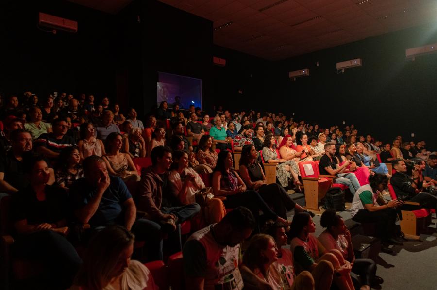 Famílias lotam Teatro Municipal em segunda noite do Festival Velha Joana
