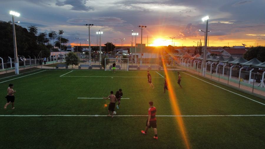 Campo de futebol da praa Laurinda Romagnoli ganha revitalizao e gramado sinttico, no Jardim Veneza